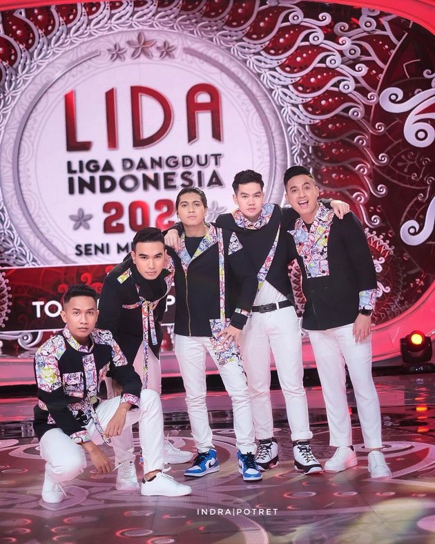 10 Potret JD Eleven saat manggung, boyband dangdut jebolan LIDA