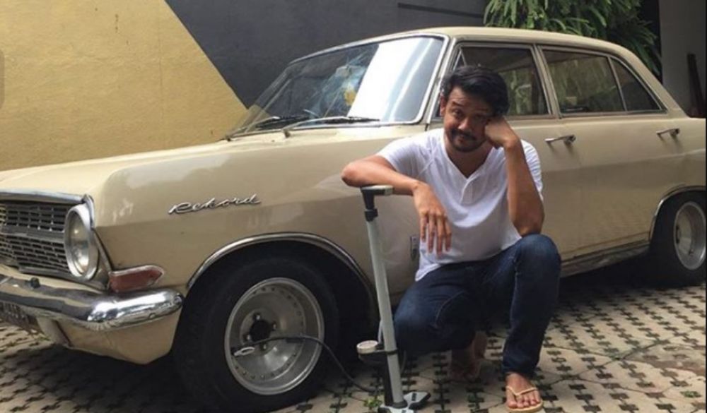 Gaya 9 seleb ganteng foto bareng mobil klasiknya, makin kece