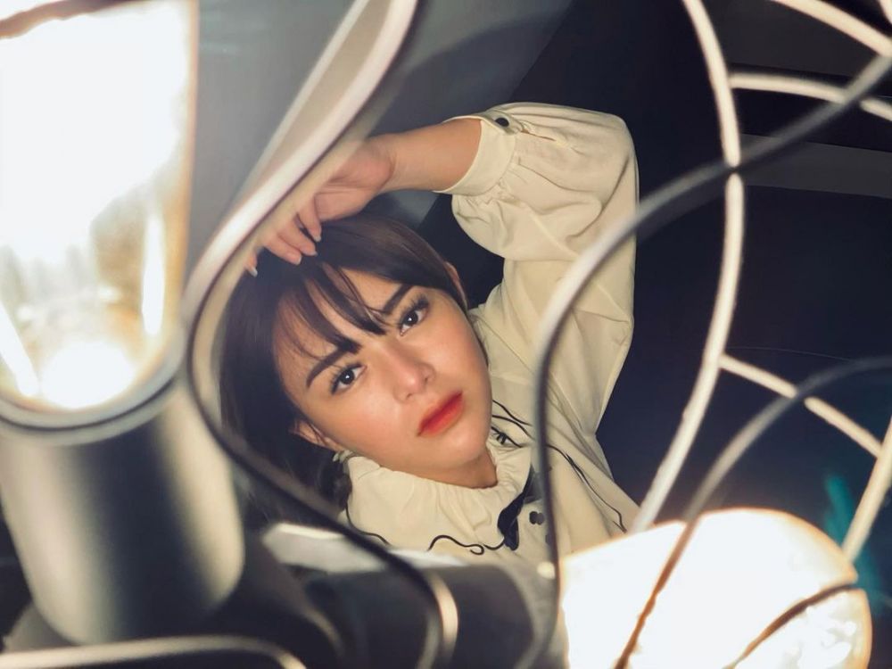 9 Pesona Amanda Manopo dengan rambut berponi, parasnya bak boneka