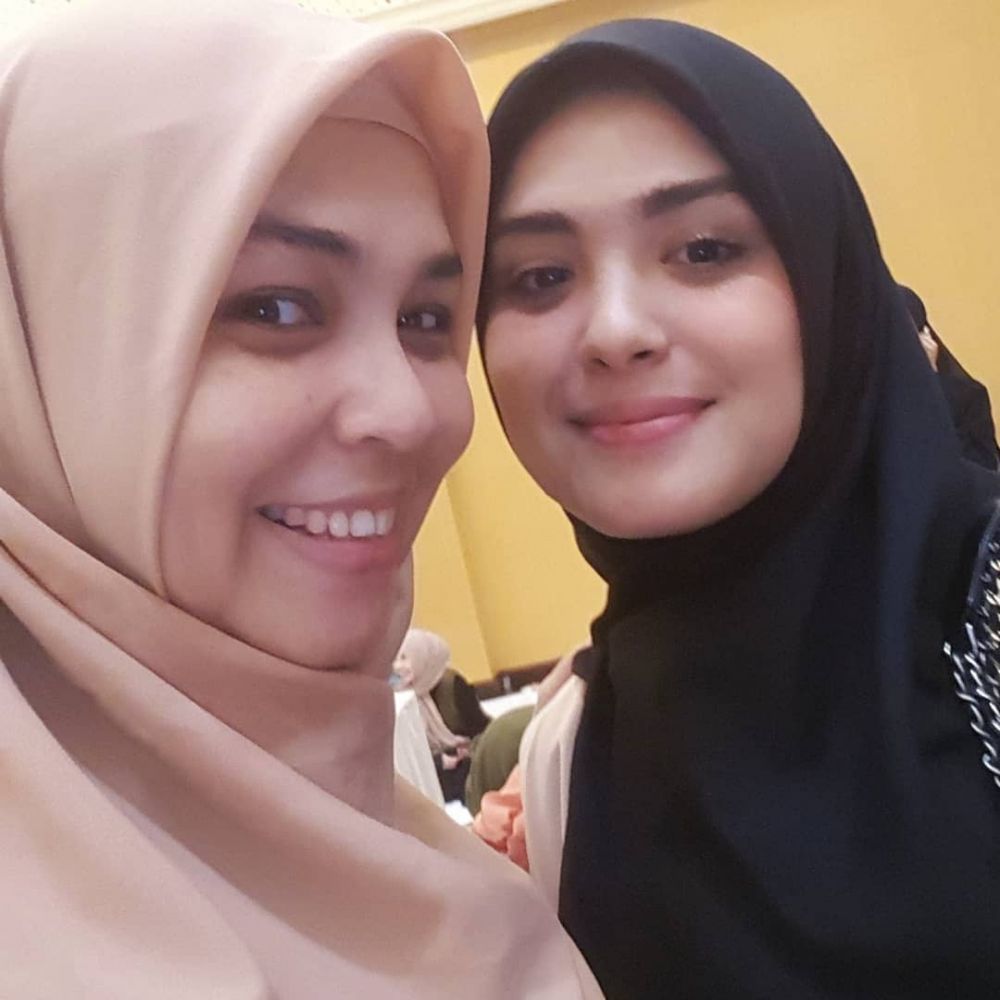 10 Potret Vebby Palwinta dan ibunya yang awet muda, bak kakak adik