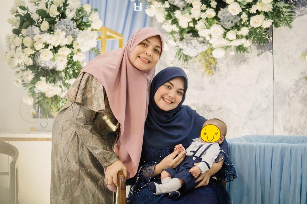 10 Potret Vebby Palwinta dan ibunya yang awet muda, bak kakak adik