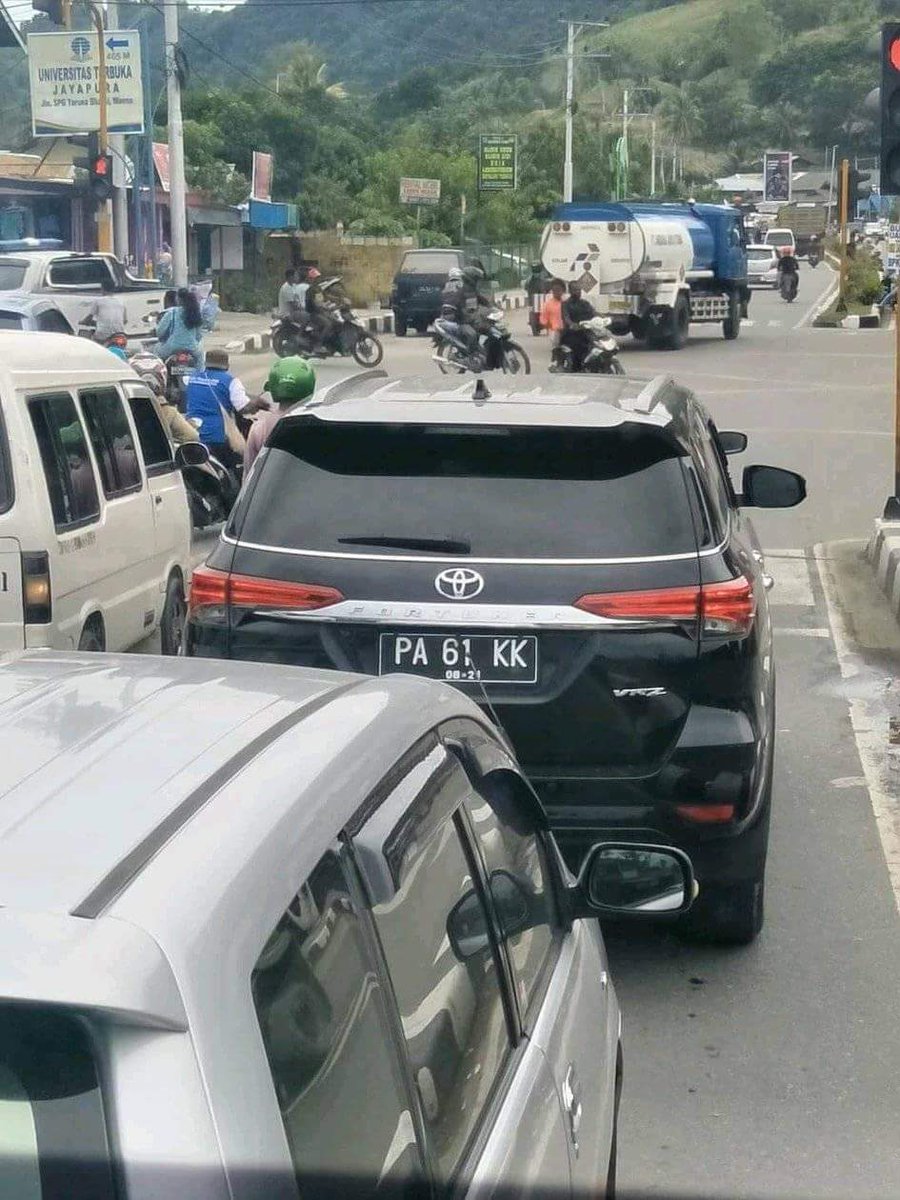 20 Potret pelat nomor nyeleneh kendaraan ini curi perhatian