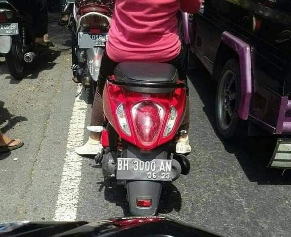 20 Potret pelat nomor nyeleneh kendaraan ini curi perhatian