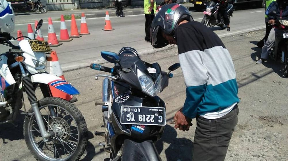 20 Potret pelat nomor nyeleneh kendaraan ini curi perhatian