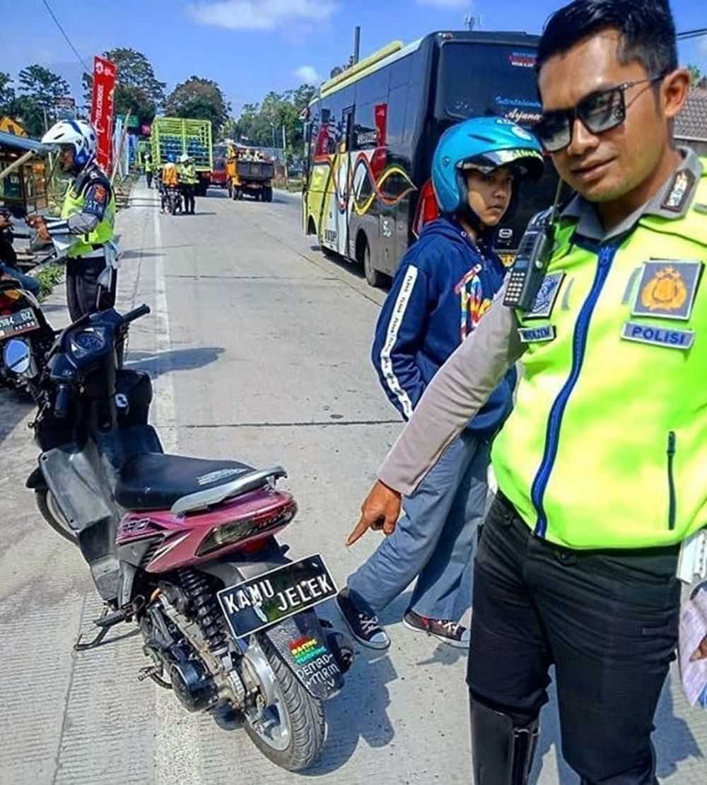 20 Potret pelat nomor nyeleneh kendaraan ini curi perhatian