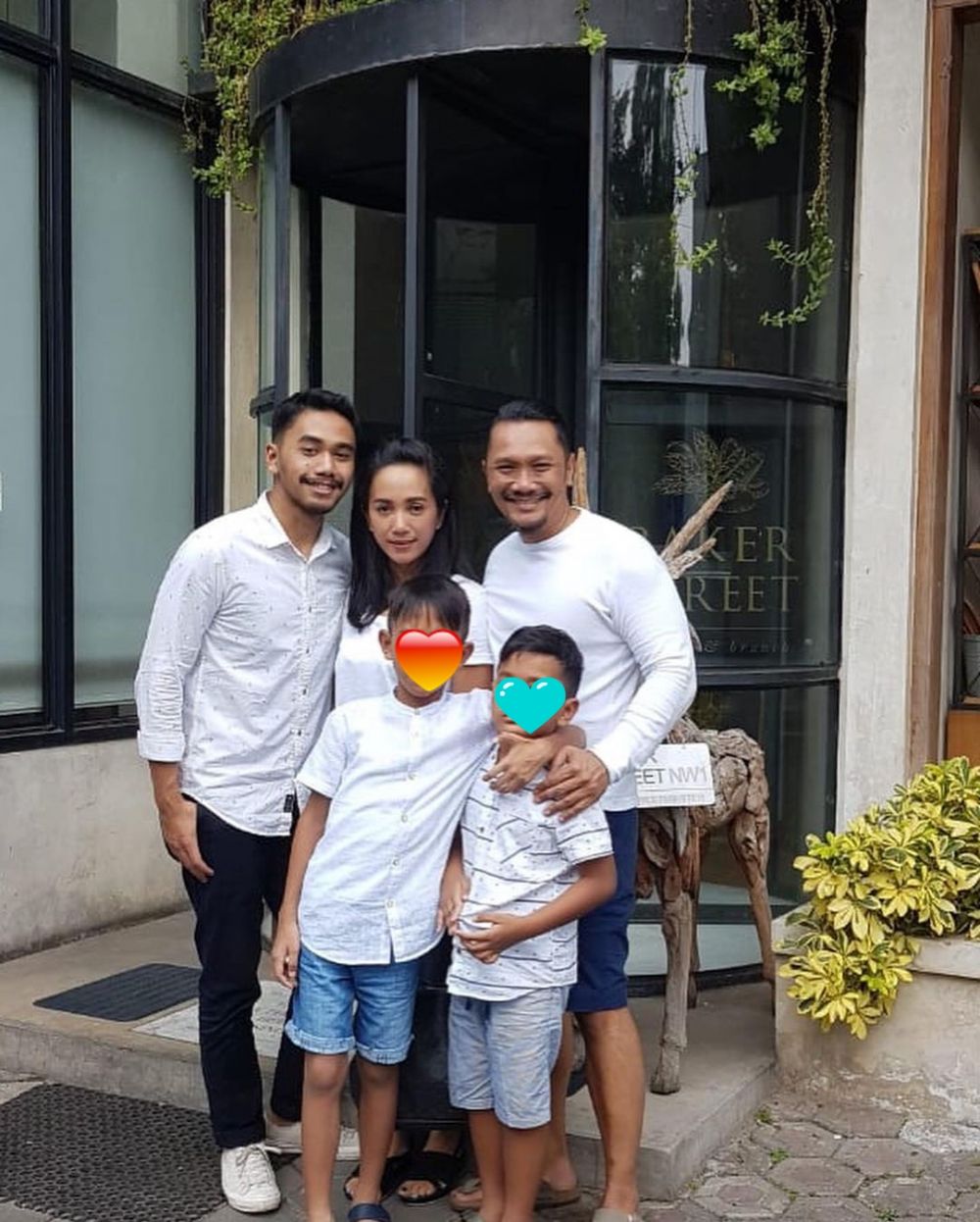 10 Potret terbaru Mira Asmara 'Jin dan Jun', jadi ibu dari tiga anak