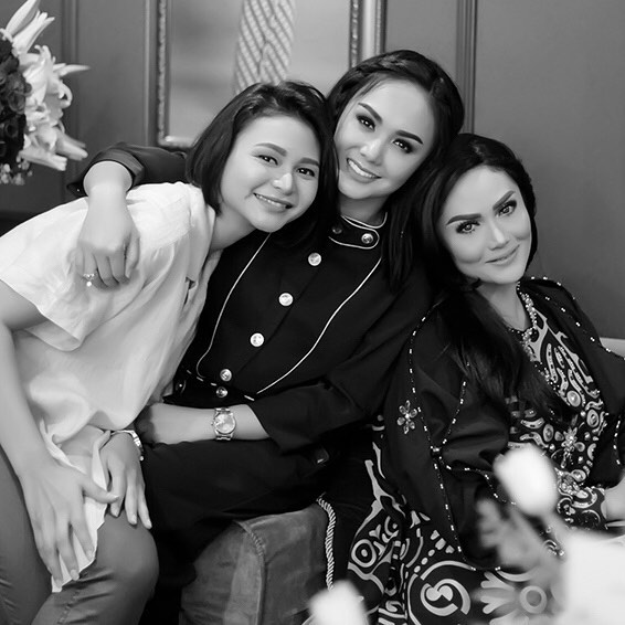 10 Potret kompak Yuni Shara, Krisdayanti, & Kartika Sary, sister goals
