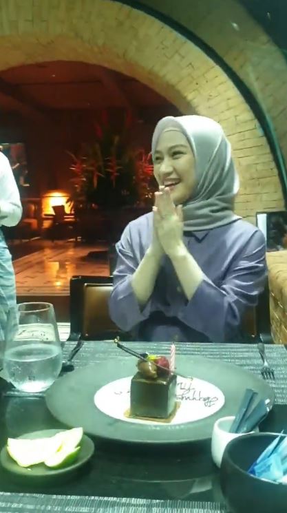 8 Momen ultah Melody eks JKT48, dapat kejutan hingga dinner romantis