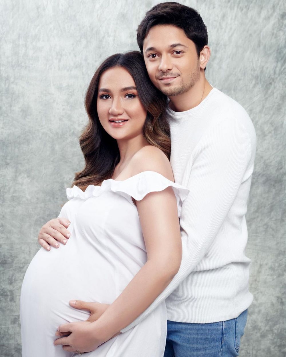 6 Potret maternity shoot Tengku Dewi dan Andrew Andika, serba putih