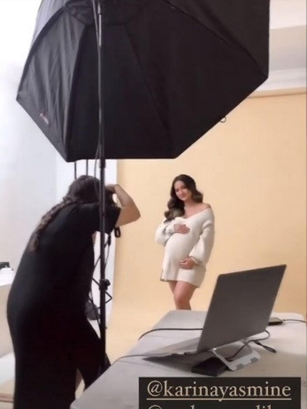 6 Potret maternity shoot Tengku Dewi dan Andrew Andika, serba putih