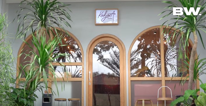 10 Potret kafe milik Ivan Gunawan, suasananya homey banget