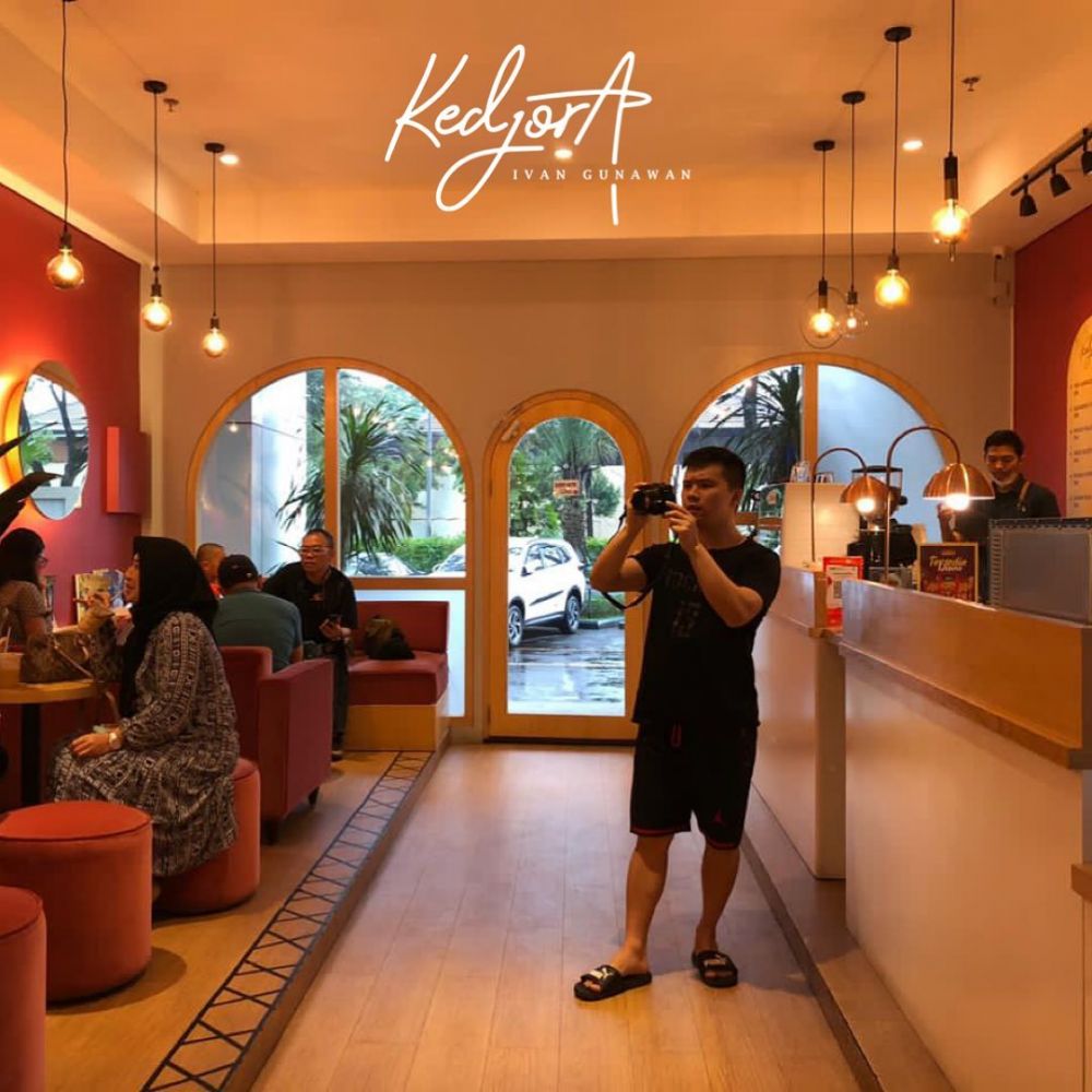 10 Potret kafe milik Ivan Gunawan, suasananya homey banget
