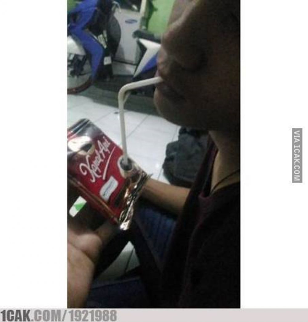 9 Potret nyeleneh orang minum kopi ini bikin nyengir