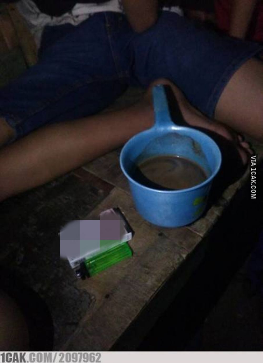 9 Potret nyeleneh orang minum kopi ini bikin nyengir