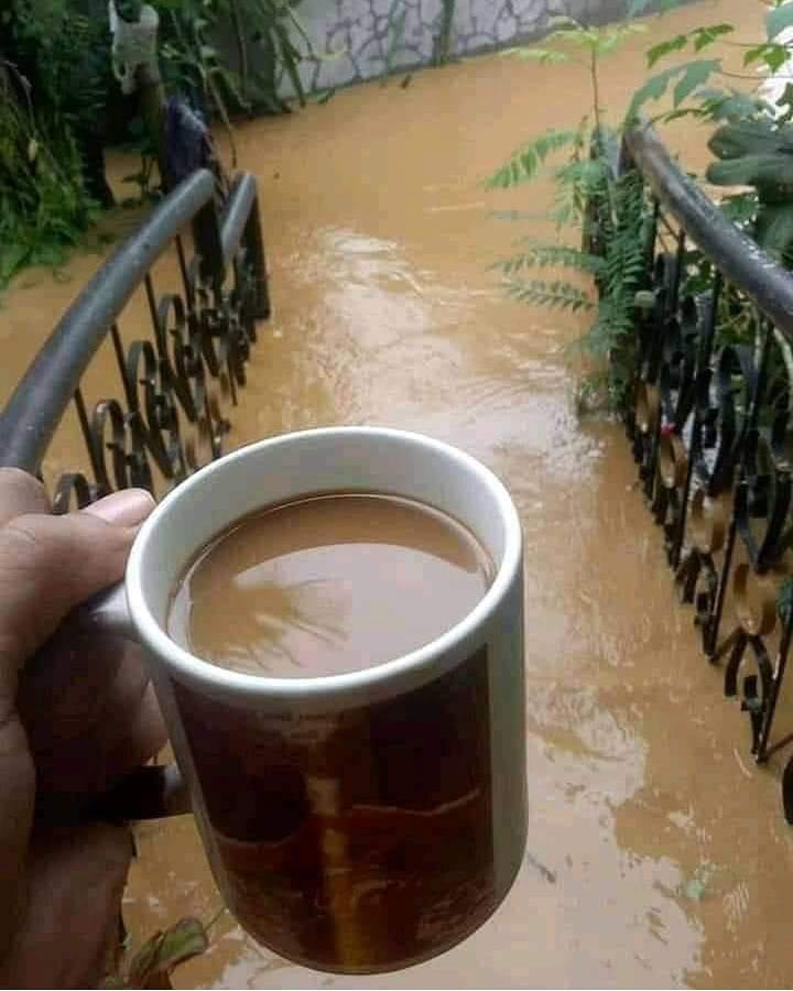 9 Potret nyeleneh orang minum kopi ini bikin nyengir