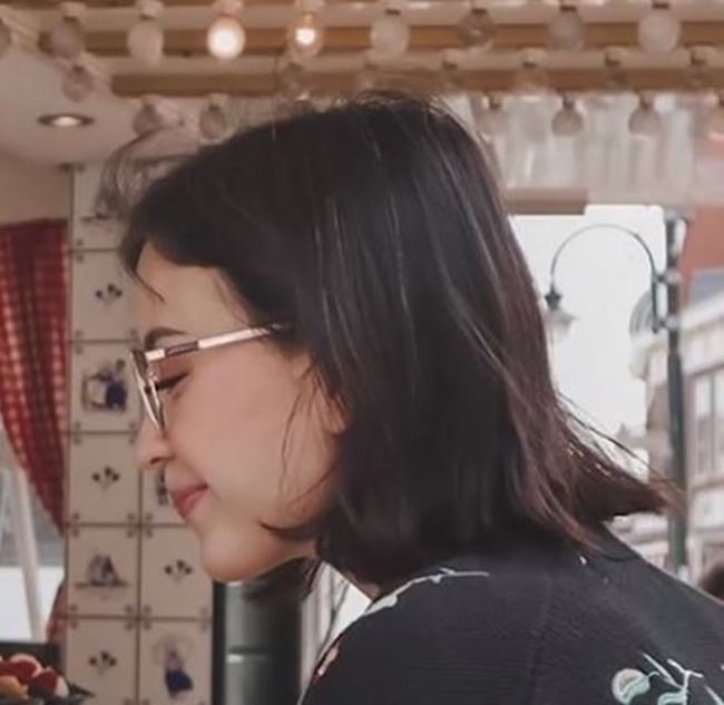 7 Potret Kimberly Ryder tunjukkan rambut uban, tetap memesona