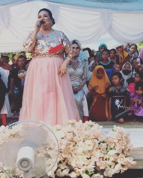 Potret 7 jebolan D'Academy saat kondangan, Aty Kodong manglingi