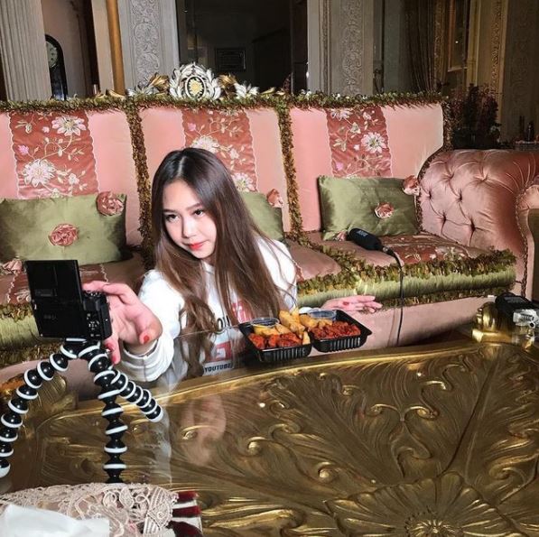 8 Potret Sisca Kohl, seleb TikTok viral masak pakai barang mewah