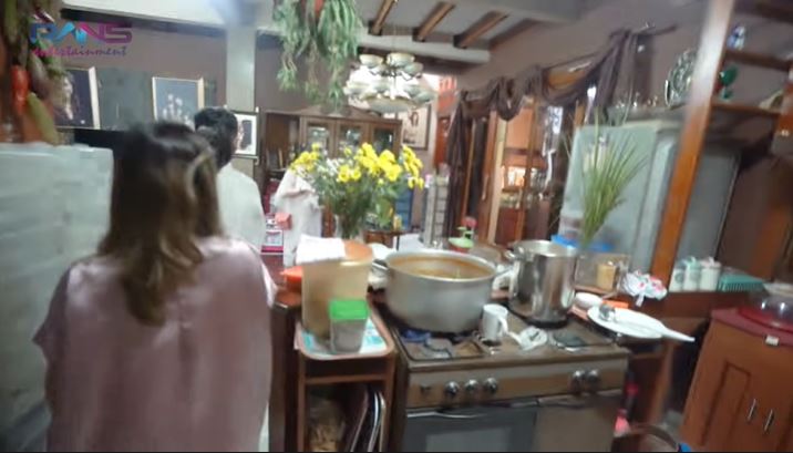 10 Potret rumah Amy Qanita di Bandung, bernuansa serba cokelat