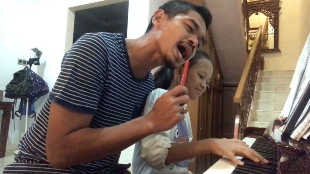 11 Potret harmonis keluarga Bambang Pamungkas yang jarang terekspos