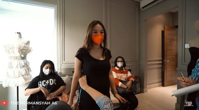 8 Momen Millendaru fitting seragam akad nikah Aurel, totalitas banget