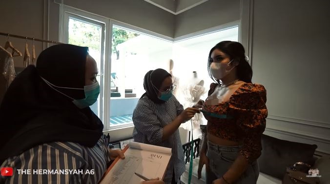 8 Momen Millendaru fitting seragam akad nikah Aurel, totalitas banget
