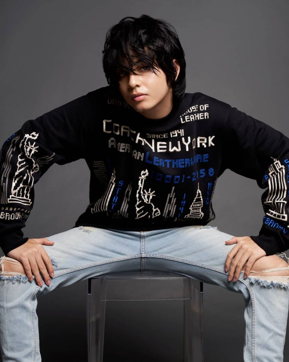 8 Gaya pemotretan Angga Yunanda, disebut mirip tokoh Eren Yeager