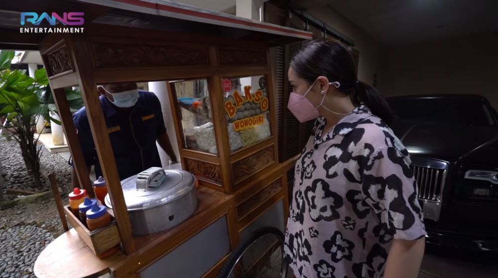 Momen 8 seleb jajan di gerobak PKL, nggak gengsi dan tetap kece