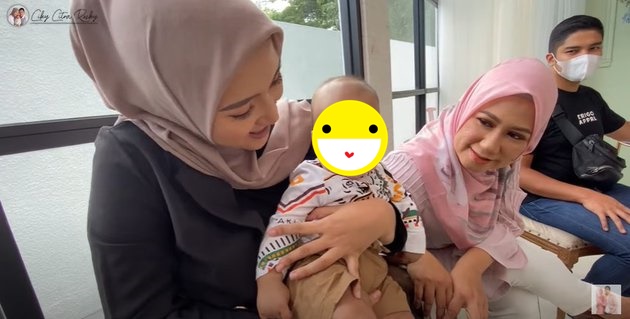 10 Momen pemotretan keluarga Citra Kirana & Erica Putri, seru banget