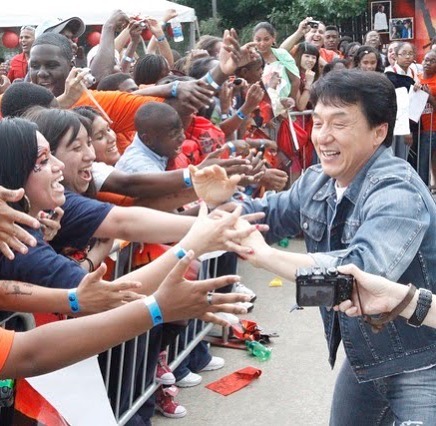 8 Potret terbaru Jackie Chan, viral karena tampak tua di sebuah video