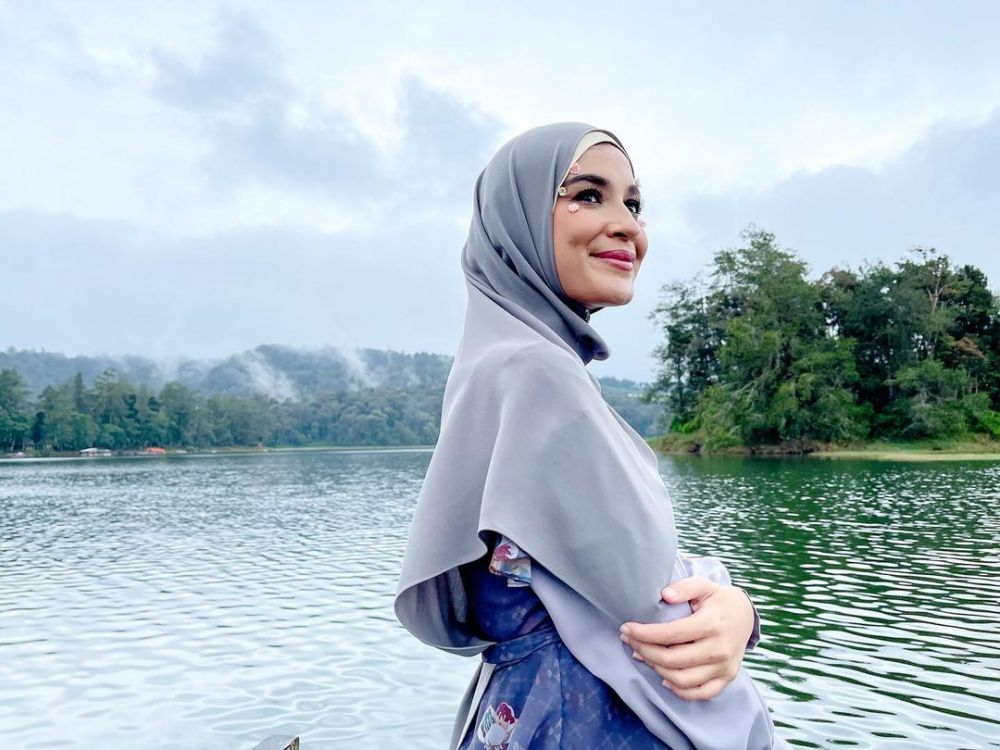 8 Potret Shireen Sungkar bermakeup tebal, wajahnya manglingi