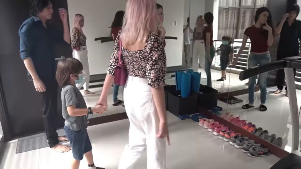 10 Potret rumah Kevin Aprilio, berkonsep modern minimalis