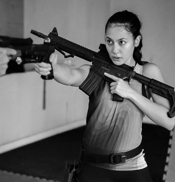 8 Potret Pevita Pearce olahraga menembak, gayanya sporty abis