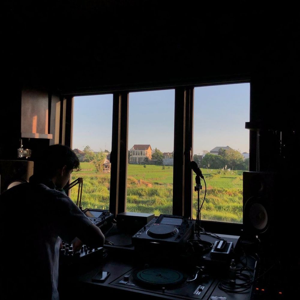 10 Potret Andhika Radya, anak Ira Wibowo yang berprofesi sebagai DJ