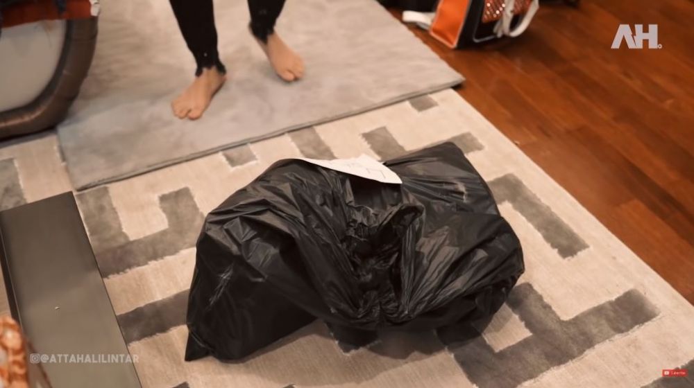 8 Potret Atta Halilintar dapat uang di plastik sampah, jadi kado nikah