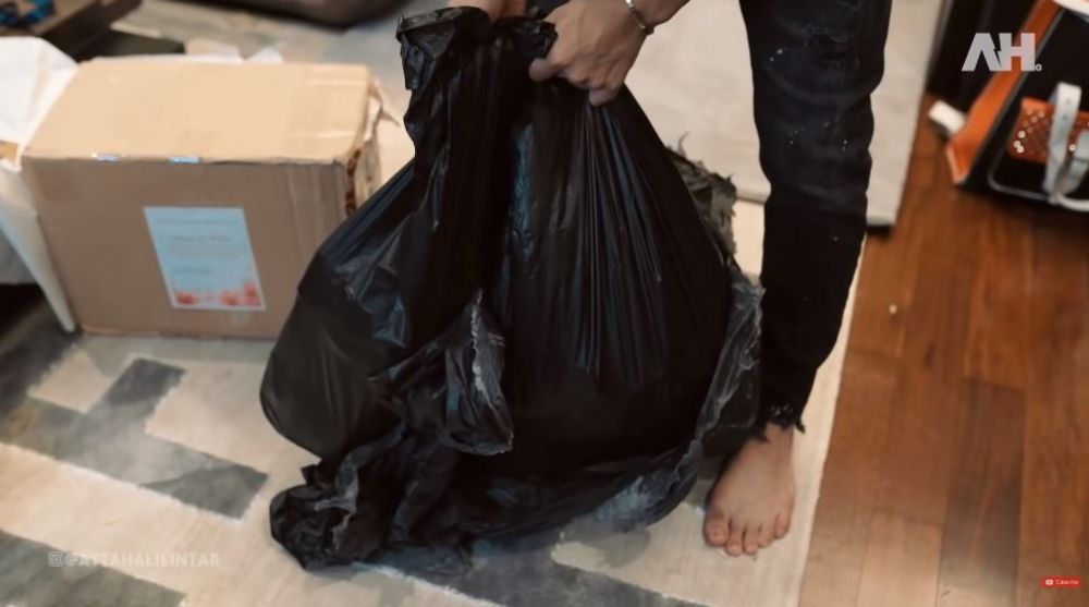8 Potret Atta Halilintar dapat uang di plastik sampah, jadi kado nikah