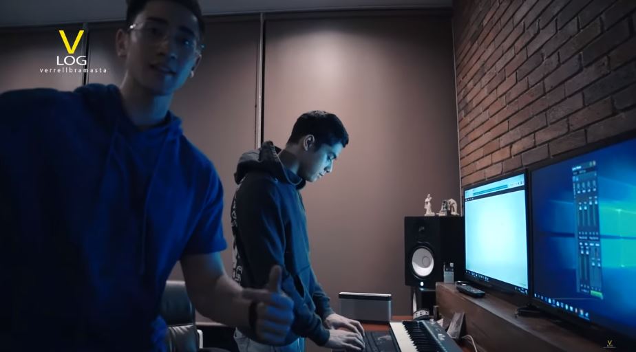 Potret studio musik 10 seleb, Andre Taulany penuh aksesori The Beatles