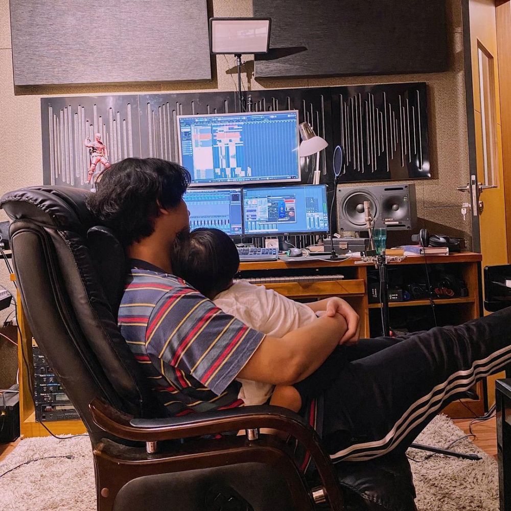 Potret studio musik 10 seleb, Andre Taulany penuh aksesori The Beatles