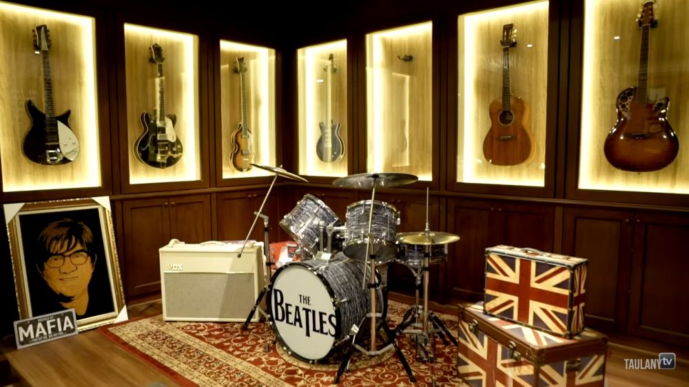 Potret studio musik 10 seleb, Andre Taulany penuh aksesori The Beatles