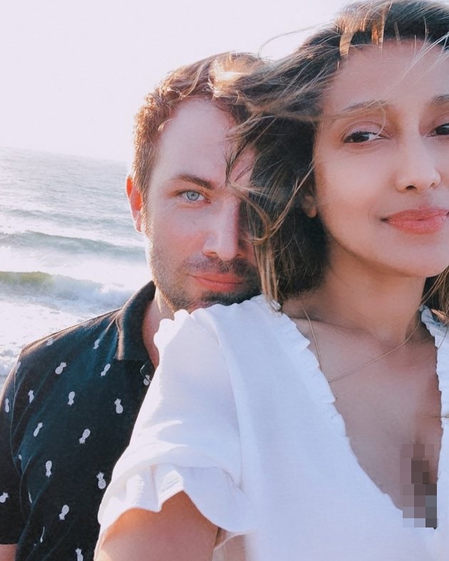 15 Tahun berumah tangga, ini 8 potret mesra Tia Azhari dan suami bule