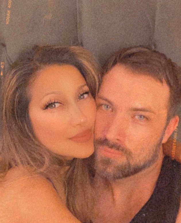 15 Tahun berumah tangga, ini 8 potret mesra Tia Azhari dan suami bule