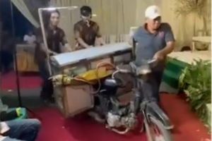 Katering pernikahan unik, gerobak bakso dibawa masuk ke tenda hajatan