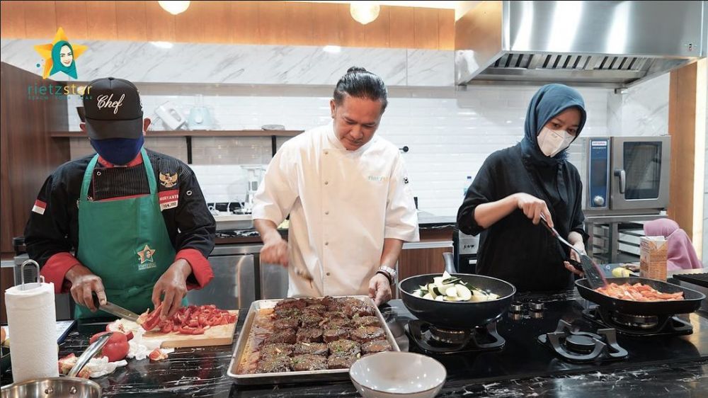 8 Penampakan restoran baru Rieta Amilia, ada live cooking show