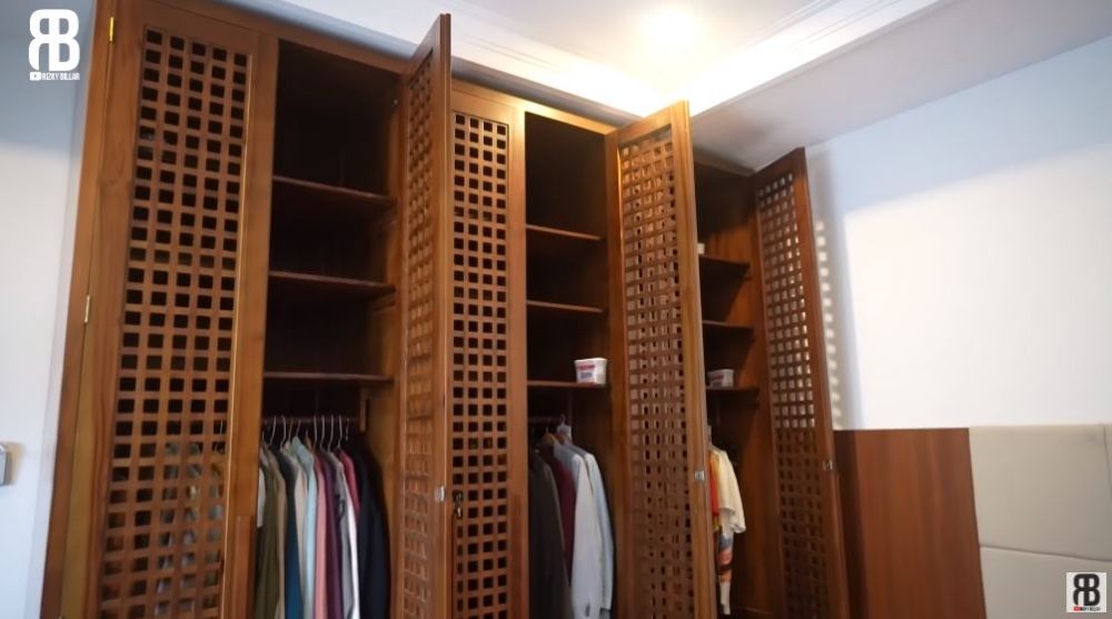 10 Potret kamar Rizky Billar, gambar di bantalnya bikin baper