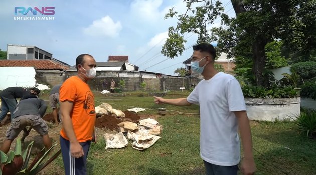 8 Potret Raffi Ahmad bikin lapangan golf bareng tetangga, luas banget
