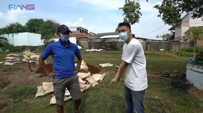 8 Potret Raffi Ahmad bikin lapangan golf bareng tetangga, luas banget