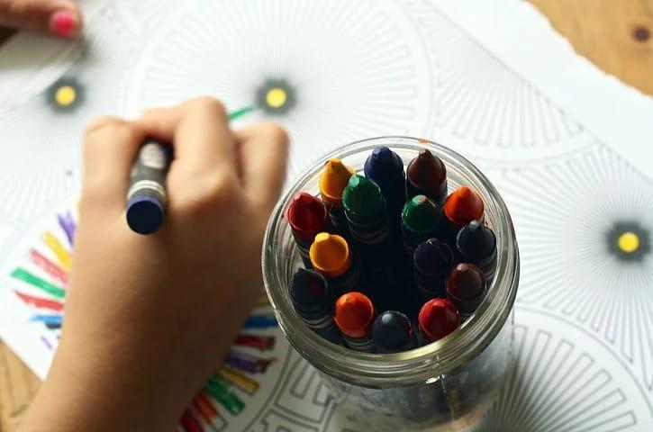 8 Cara kembangkan imajinasi dan kreativitas anak, orang tua wajib tahu