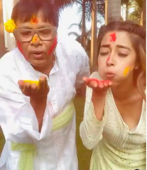 7 Momen Tina Datta 'Uttaran' rayakan festival Holi, seru abis