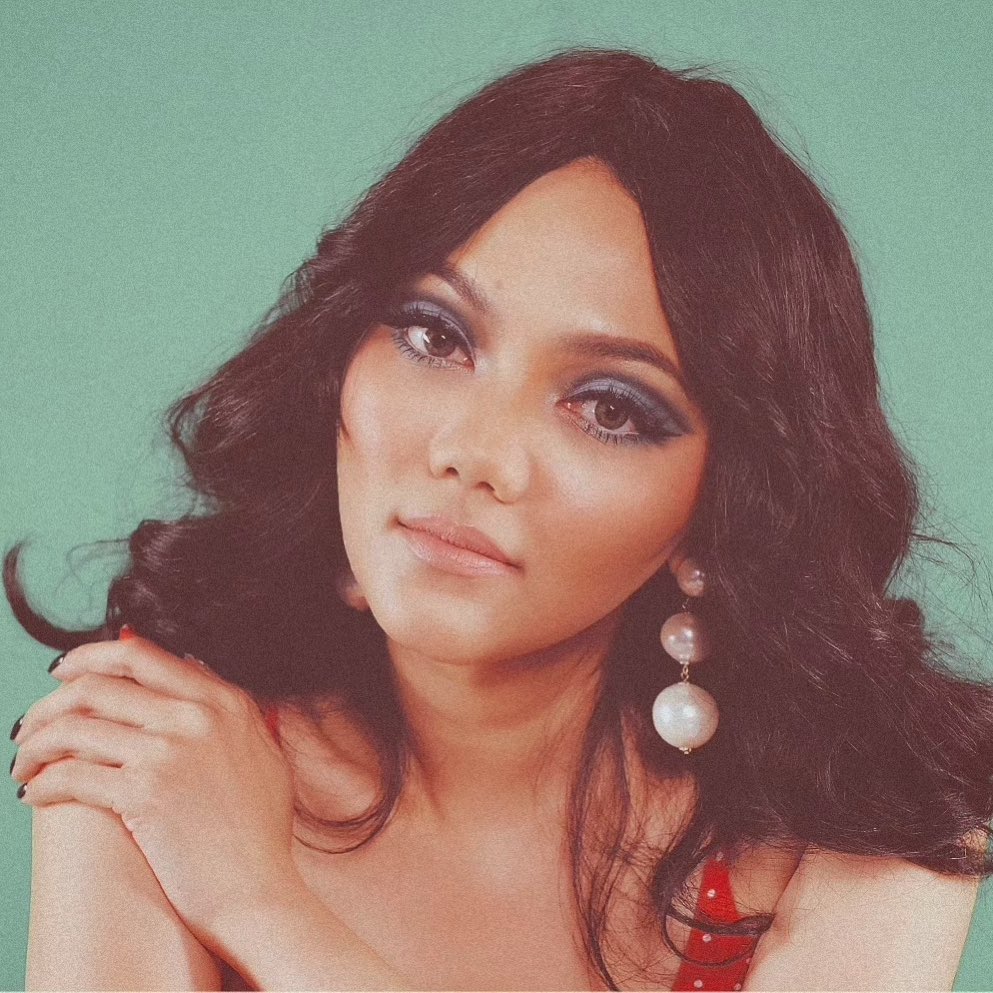 7 Gaya pemotretan Rina Nose dengan style 70-an, memukau dan manglingi