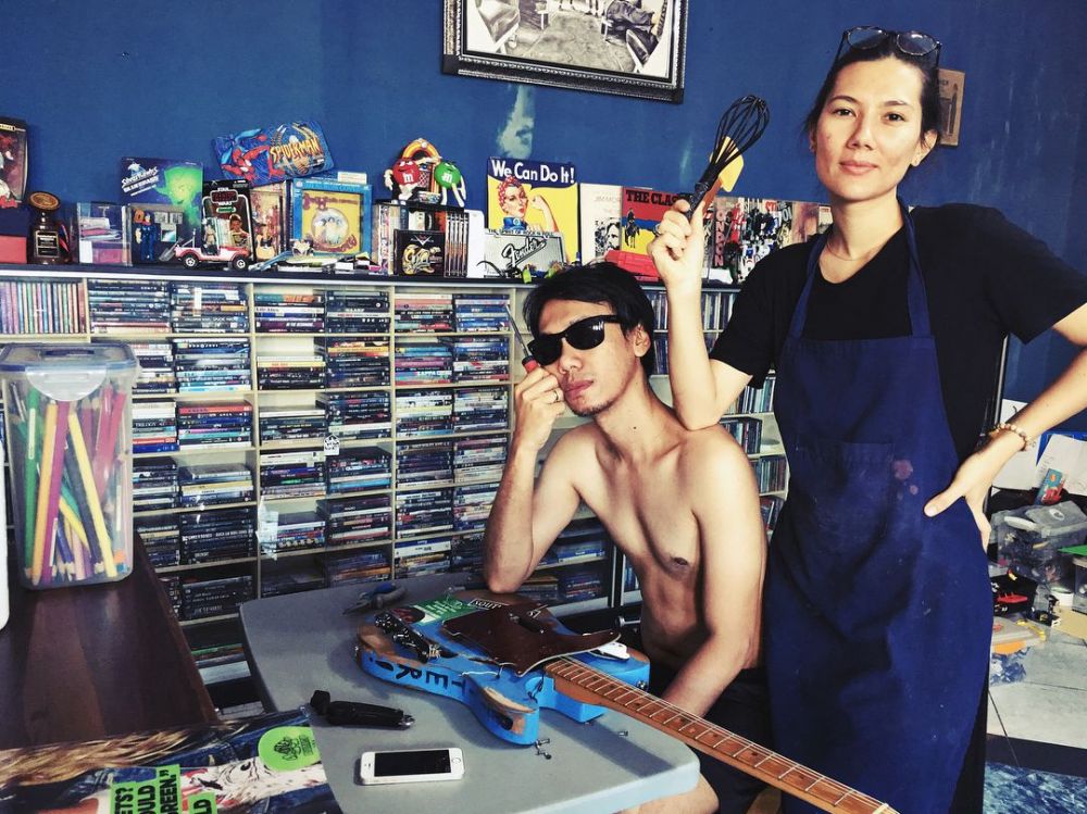 10 Penampakan rumah Eross Candra, sederhana bernuansa biru